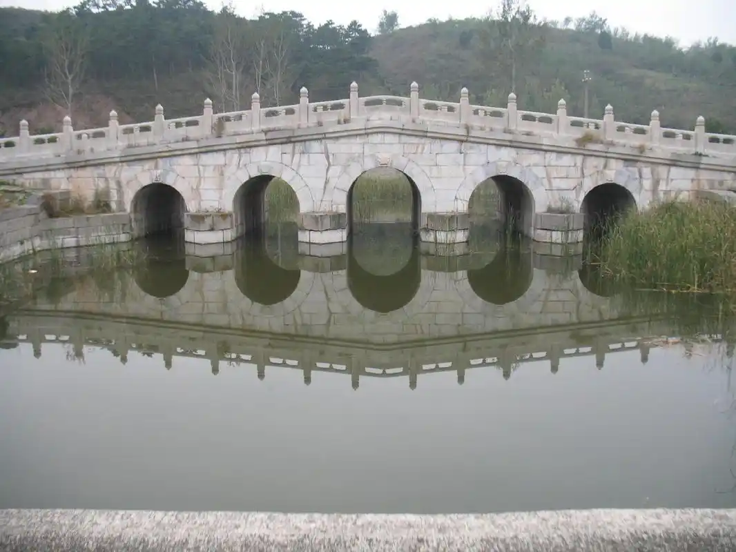 (五孔石拱桥侧面)