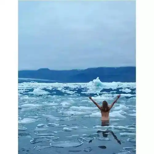 来自俄罗斯的妹子赤裸冬游 看来在结冰的海里泡着,心情特别不错