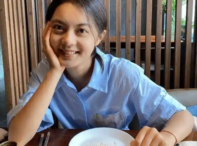 赵今麦毕业后游玩,素颜出镜五官太真实,穿长裙少女感爆棚!