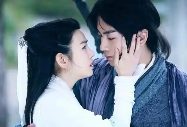 而陈晓眼中的陈妍希,则是"最清纯的沈佳宜",自带初恋滤镜