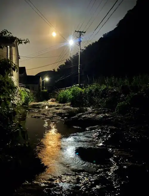 无论穷困还是富足都会欣赏同一轮月亮