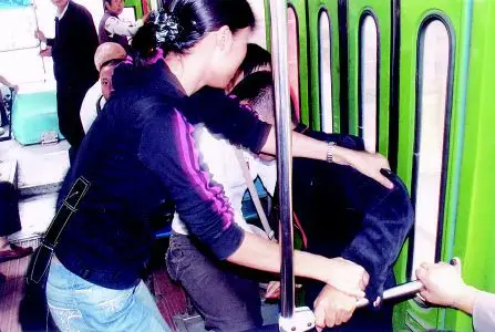 直击绵阳女子特警反扒队[组图]