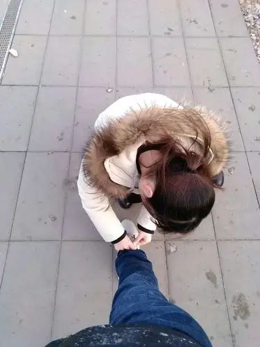 偷拍,别人是给媳妇系鞋带,我们家重男轻女,哈哈哈哈