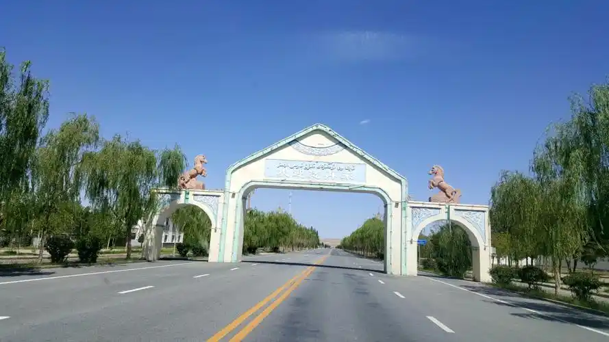 途经阿克塞哈萨克族自治县