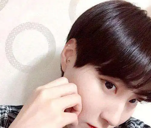 看起来有点稚气可爱的女生剪起boy风男生头短发一样帅