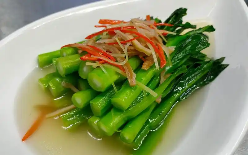 广东大厨好懂得烹饪菜心,用盐水烫煮一分钟,清脆爽口好吃不油腻