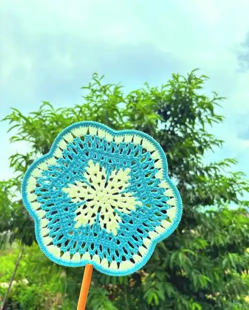 雪花团扇diy教程 想要亲手制作一款美丽的雪花团扇吗?