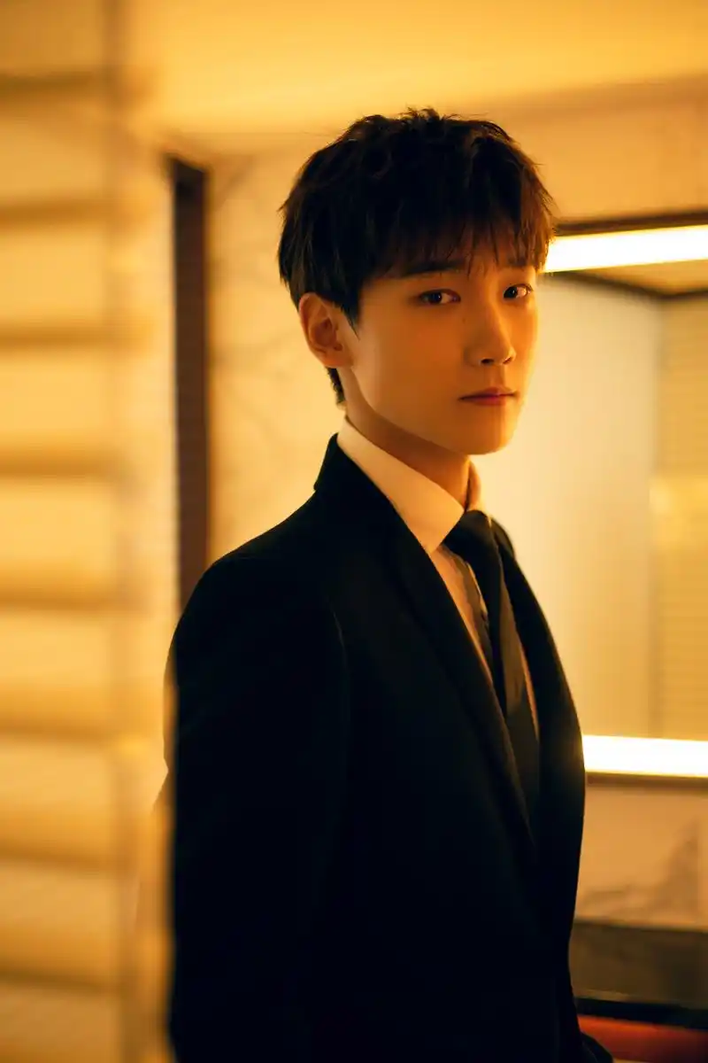 邢昭林硬朗银色风衣碰撞经典黑色西装出席金骨朵网络影