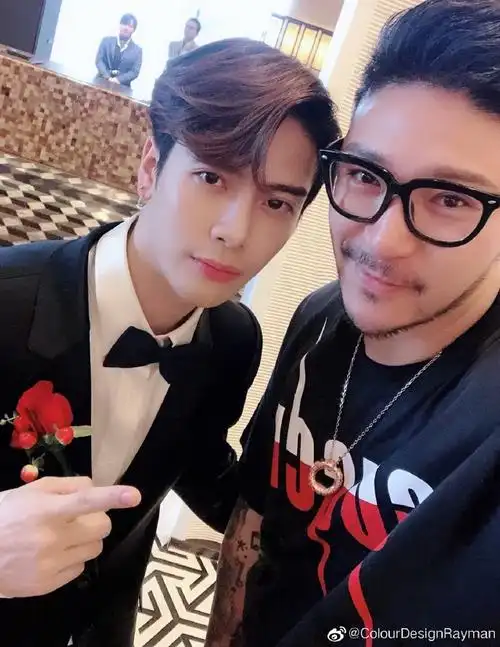 王嘉尔超话91#王嘉尔伴郎#果然  合照一波接一波@王嘉尔oxygen