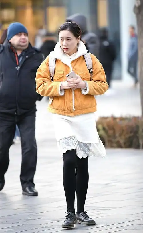 街拍女人味儿满满的冬季短裙美女