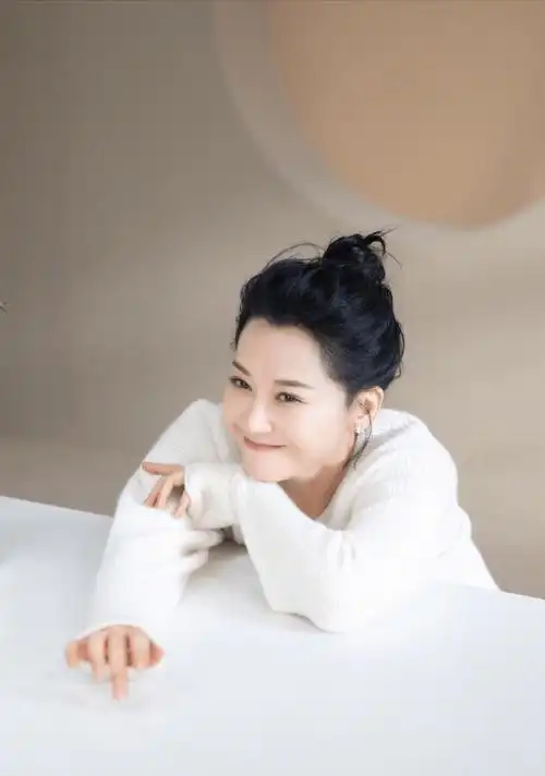 53岁许晴美上"热搜",穿一身白色简单高级,笑意盈盈美丽从容_颜色_显得