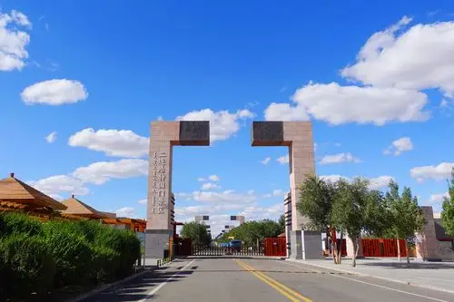 内蒙古二连浩特踏访二连国门景区俯瞰中蒙边界