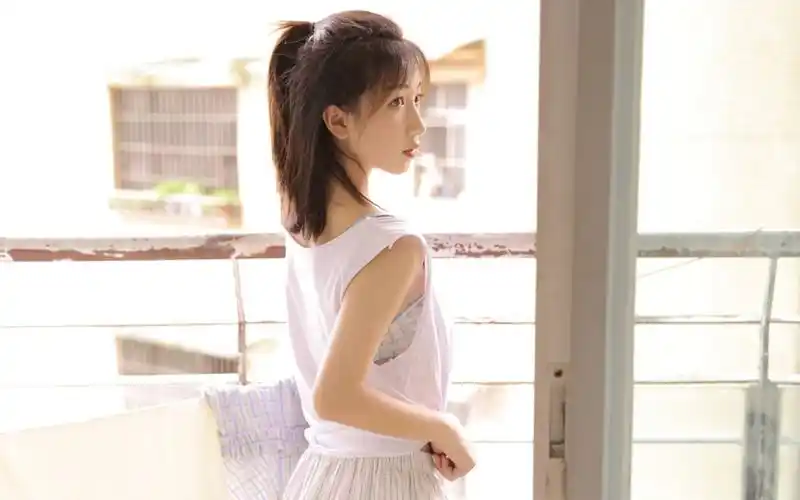 俏皮可爱马尾小姐姐美图桌面壁纸