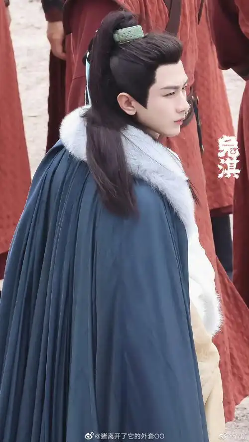 《英雄志》新路透96,锦袍 毛绒领披风 玉冠束发造型,是丰神俊逸的