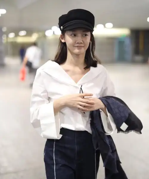 苗苗为秀腿,硬把牛仔裤变成开叉,小短腿也太尴尬了