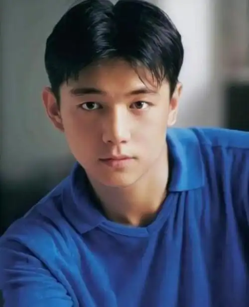 【邢佳栋个人资料】邢佳栋年轻时太帅连绑匪都善待他,当然了他可是演