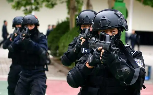 2019年7月16日,洛阳市公安局特警支队,特警全副武装进行实战演练.