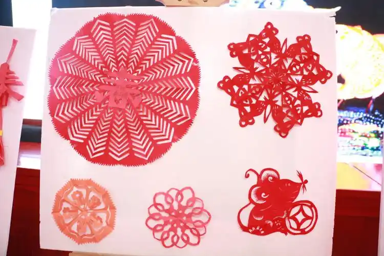 "文化进万家,趣味传非遗"——记宿豫区实验小学三四年级窗花剪纸,手工