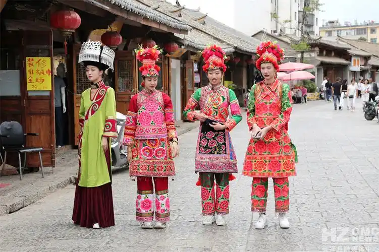 彝族服装秀扮靓会泽古城_要闻_曲靖频道_云南网