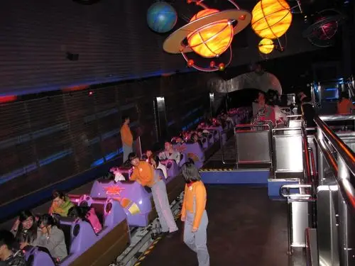 飞越太空山 实际是过山车,只是换了个称呼,本人最怕就是这类游乐项目