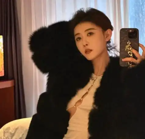 网红聂小雨晒浴室照,穿吊带真空上阵疑玩擦边,网友:建议封杀