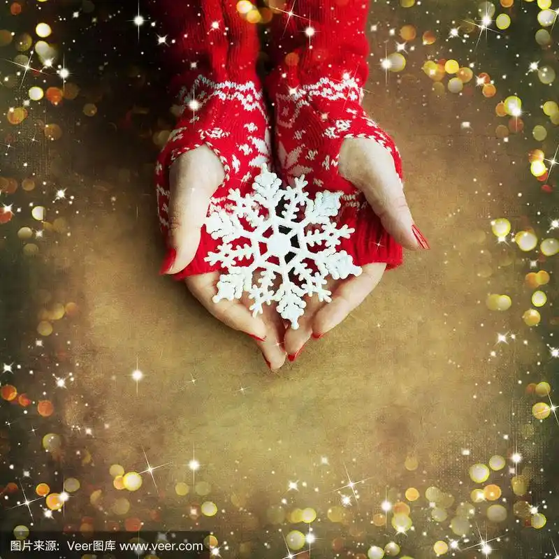 女人手捧圣诞雪花