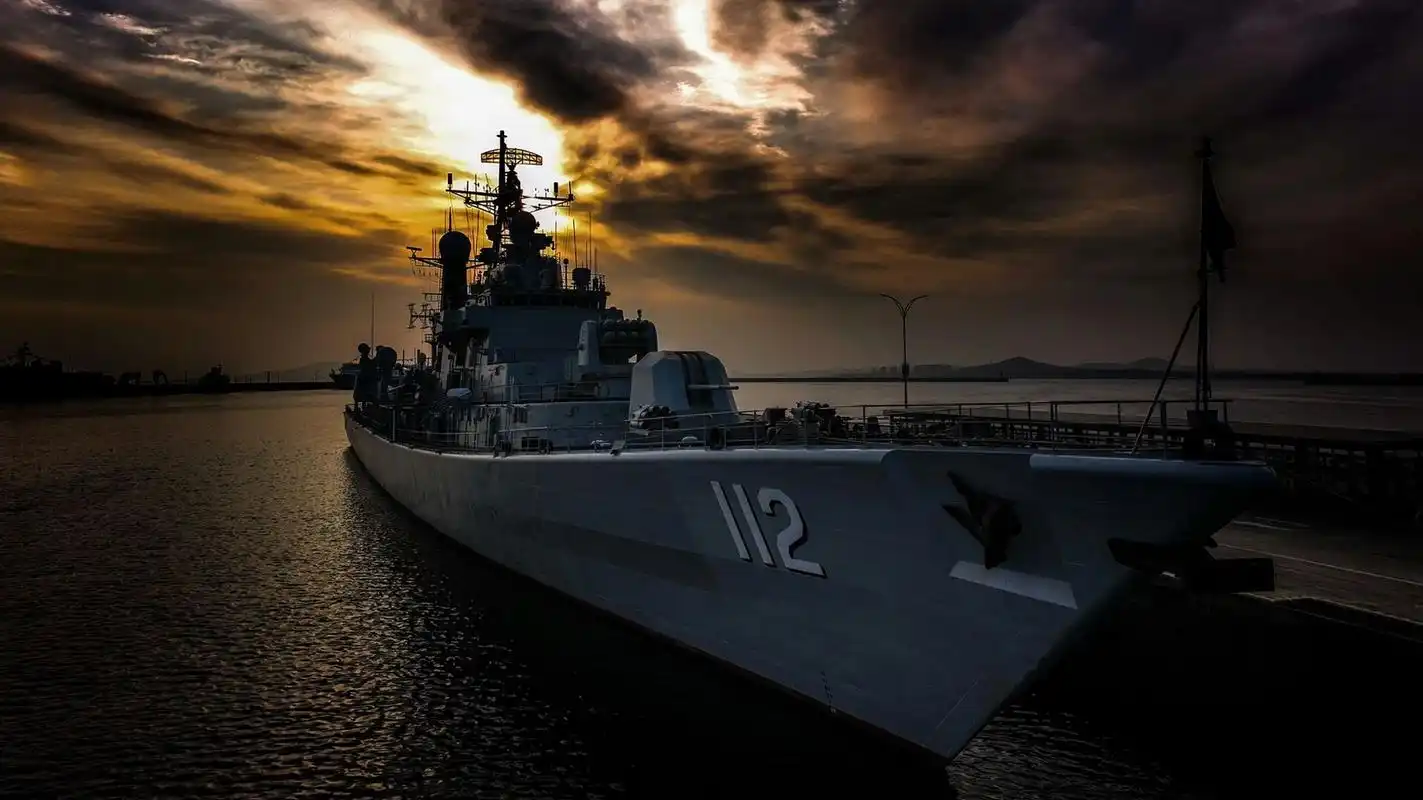 图为052型导弹驱逐舰首舰"哈尔滨"舰|舷号112 该舰是人民海军第一艘