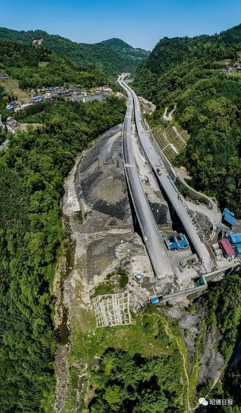 影像丨任正银:镜头俯瞰生态串佛高速路