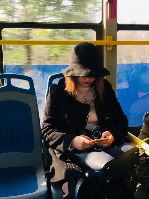 公交车里的美女