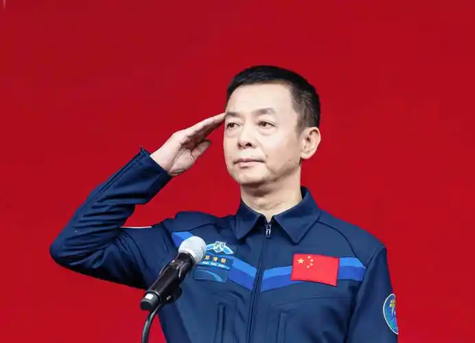 王亚平等第二批航天员均为大校军衔,杨利伟,费俊龙,景海鹏,聂海胜等第