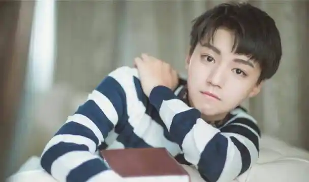 6个王俊凯中,有1个易烊千玺,据说四叶草都很难找出!_少年_黑色_奔头