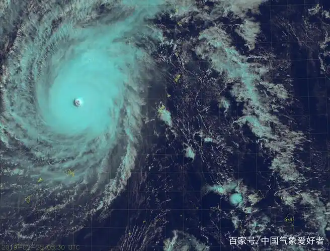 超强台风蝴蝶再度加强到"风王"级,巨大风眼能装下日本东京