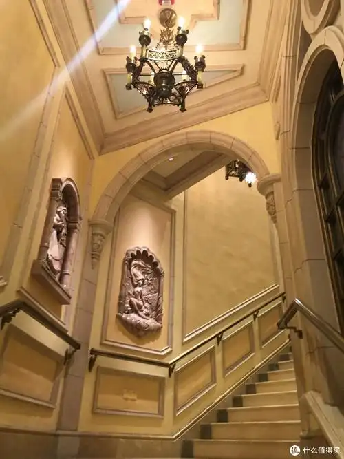 城堡内部,浮雕是迪士尼公主.