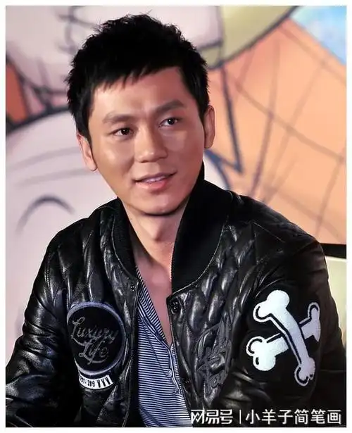 42岁李晨上海低调遛娃简易婴儿车显朴实女儿清秀似父