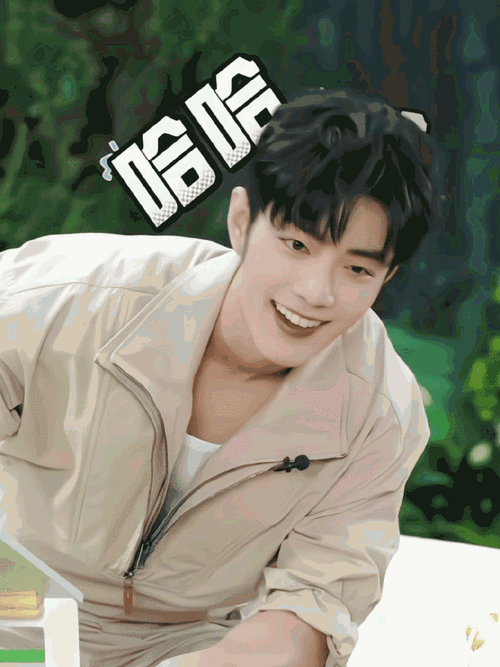 肖战的小表情好丰富呀,不同手很多明星在镜头前会刻意端着架子,他给人