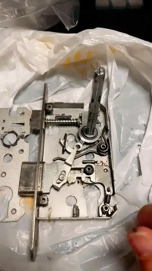 拆解门锁有个配件不知道什么用处? - 知乎