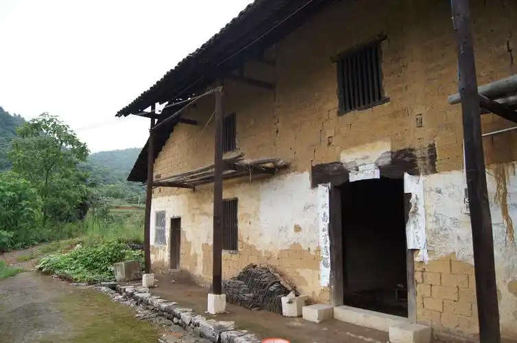 土砖房哦,冬暖夏凉有木有,亲