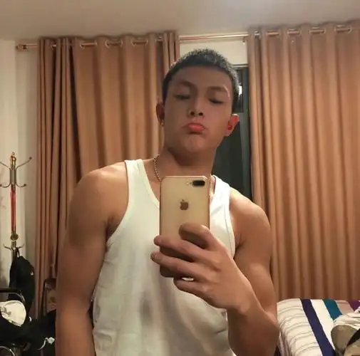 福利福建泉州爱自拍的嘟嘴大男孩可盐可甜太可爱