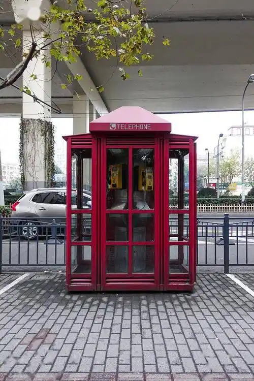 上海,人行道上的公用电话亭.(来源:视觉中国)