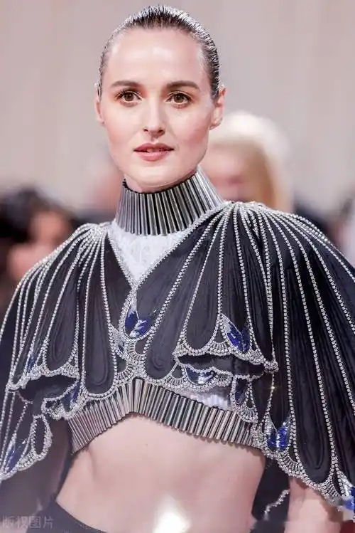 met gala格温-史蒂芬妮荧光黄色抹胸花朵蓬蓬裙礼服闪耀夺目2022 met