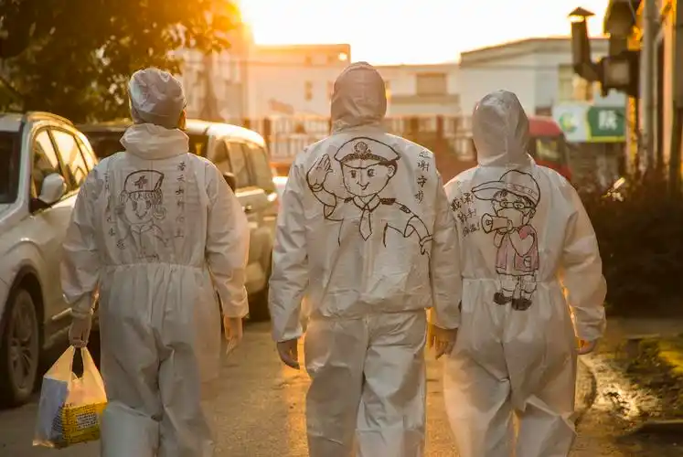 暖阳下的战疫背影