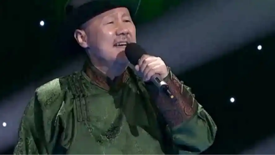 腾格尔演唱成名曲《蒙古人》,悠扬的歌声,在草原上回荡