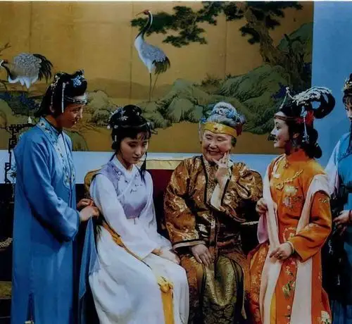 王熙凤卖乖讨巧却触动贾母的怨愤往事当众让王夫人下不来台