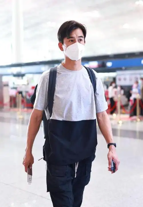 乔振宇老态渐起幸好身材依旧保持到位穿休闲装也有绅士感