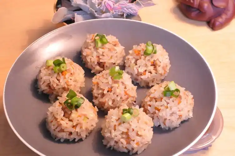 香喷喷的糯米珍珠丸子就可以吃了,软糯多汁,鲜香可口,大家可以试试!