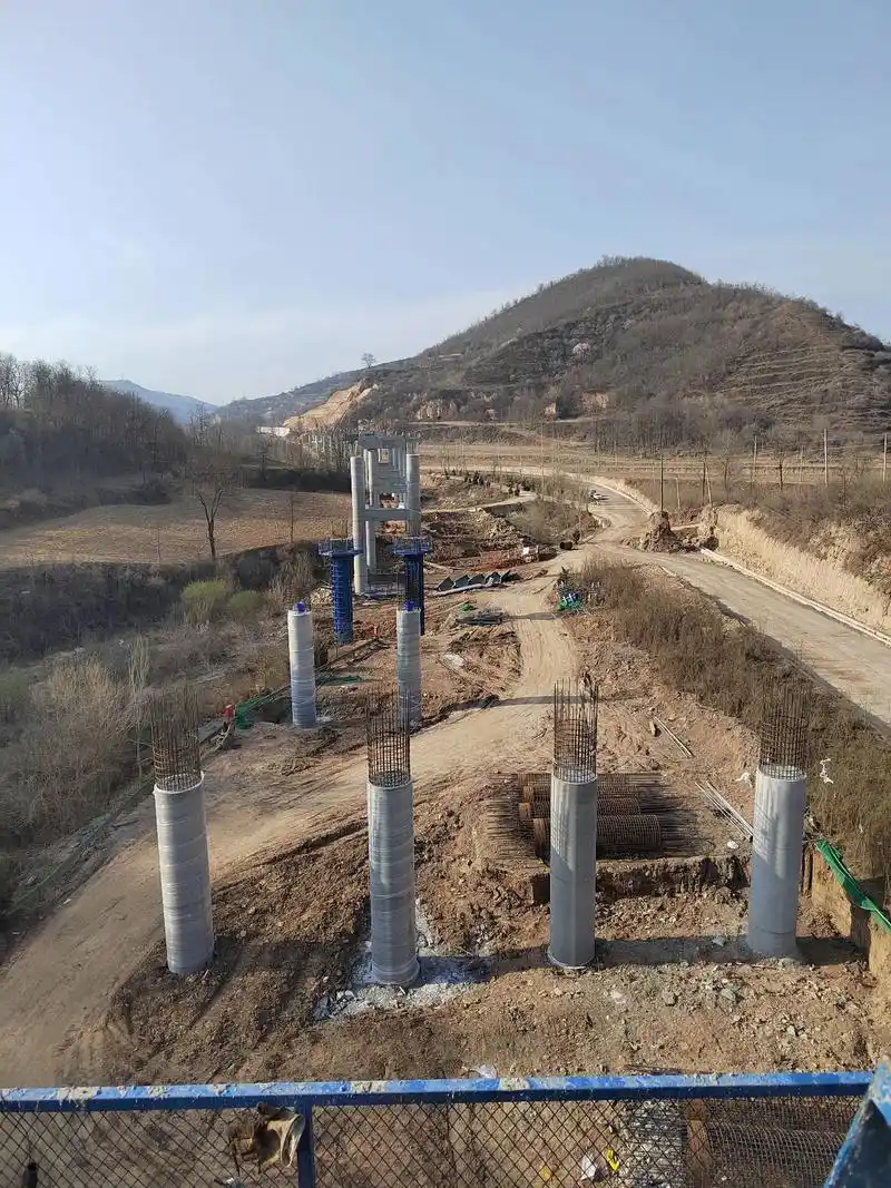 麟法高速公路一标县北澄水河大桥盖梁施工现场 - 抖音