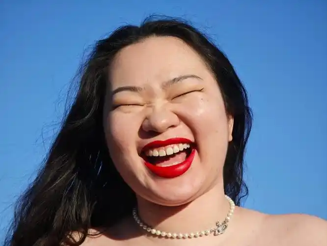 近日,@小米手机联合@南方人物周刊,邀请了女性摄影师发起#定格100位