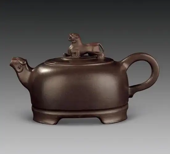 1187 徐汉棠手制紫砂兽钮壶