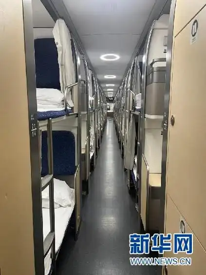 一人一铺一单间双层卧铺动车组在深圳春运首秀
