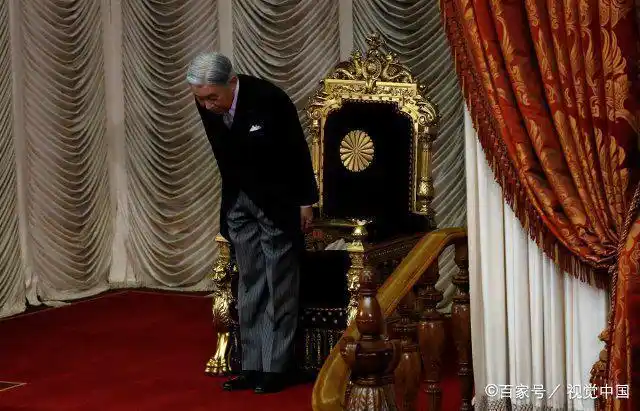 日本除了有首相还有天皇,二者差别在哪里,首相要服从天皇吗?